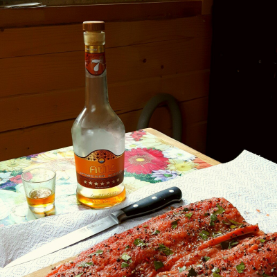 Дикий лосось слабой соли с коньяком